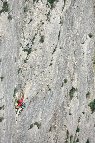 Hombre escalador escalada en el acantilado — Foto de Stock