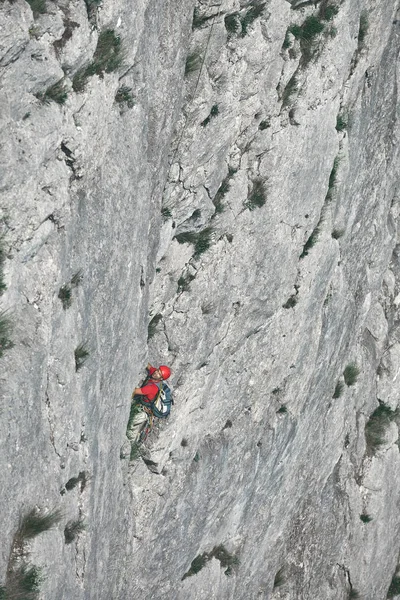 Человек скалолаз поднимается на скалу — стоковое фото