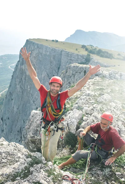 Iki adam kaya dağcılar cliff üzerinde tırmandı — Stok fotoğraf
