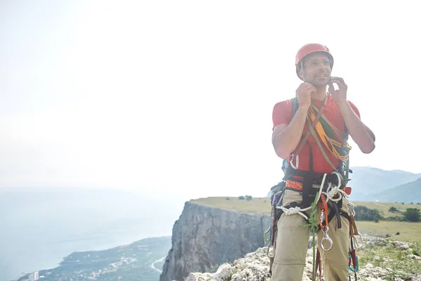 Adam kaya tırmanışçısı cliff üzerinde tırmandı — Stok fotoğraf