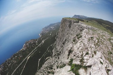 Deniz kıyısında uçurumlar üzerinden görüntülemek