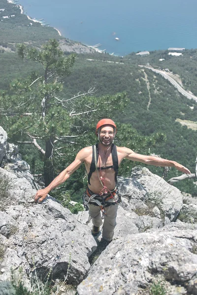 Adam kaya tırmanışçısı cliff üzerinde tırmanıyor — Stok fotoğraf