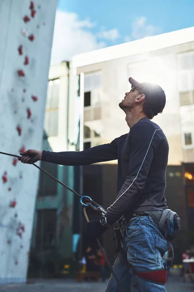 Hombre escalador belays socio en el gimnasio de escalada abierta — Foto de Stock
