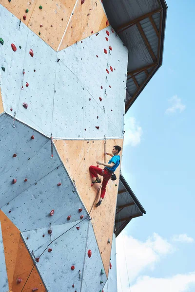 Альпинист залезает на открытый спортивный зал — стоковое фото