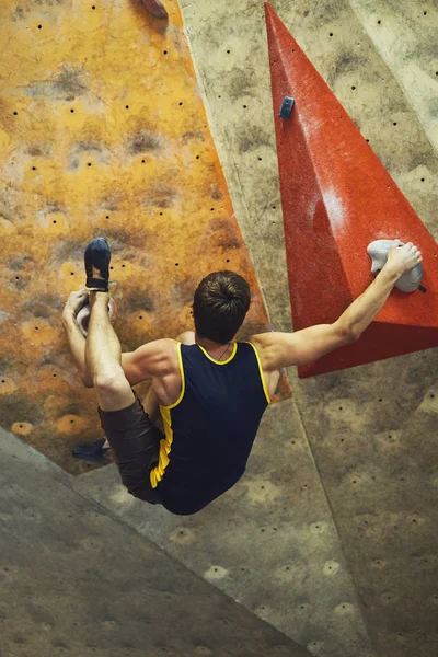 Genç adam dağcı tırmanıyor kapalı — Stok fotoğraf