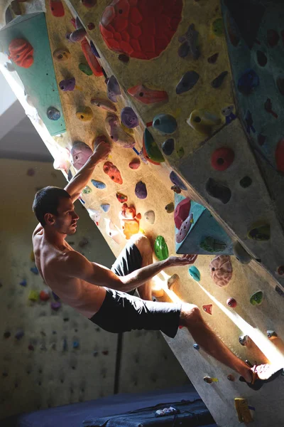 Man climber climbs indoors — Stock Photo, Image