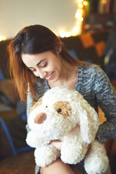 Potret wanita cantik dengan mainan anak anjing — Stok Foto
