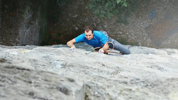Hombre escalador de roca en el acantilado — Foto de Stock
