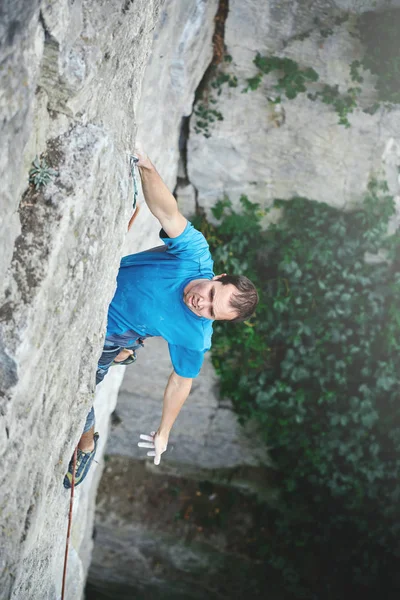 Männlicher Bergsteiger auf der Klippe — Stockfoto