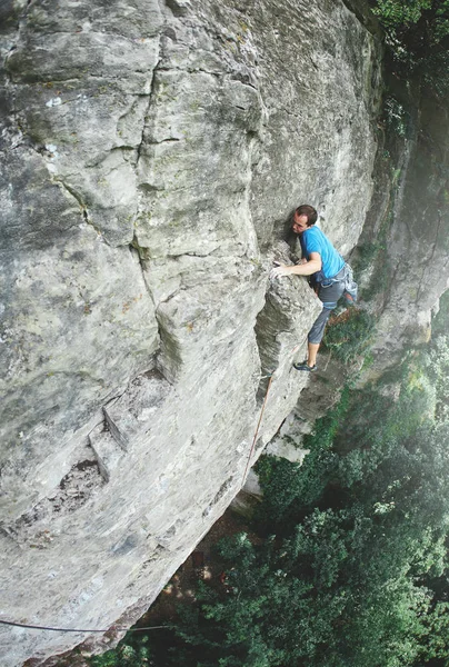 Männlicher Bergsteiger auf der Klippe — Stockfoto