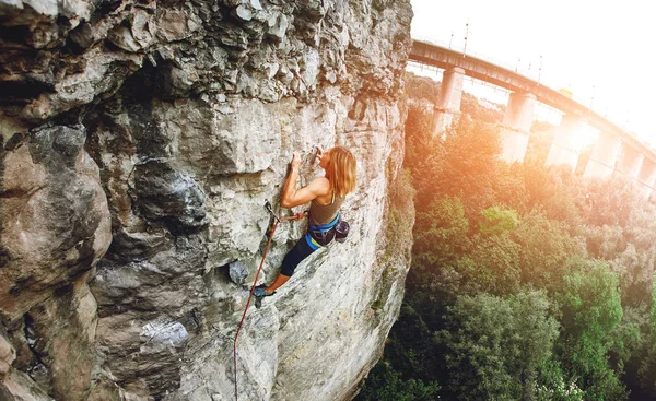 女性ロック ・ クライマーが崖の上に登る — ストック写真