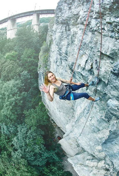 女性ロック ・ クライマーが登って崖の上 — ストック写真