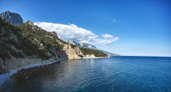 View on the cliffs and beach on the sea coast — Stock Photo, Image