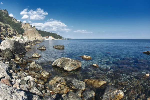 Vista sobre los acantilados y la playa en la costa del mar — Foto de Stock