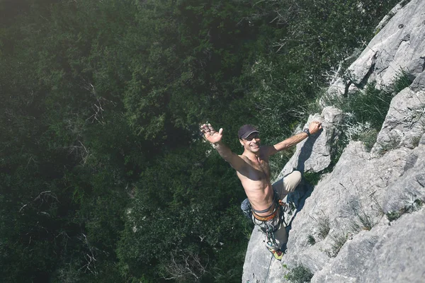 Hombre escalador escalada en el acantilado — Foto de Stock
