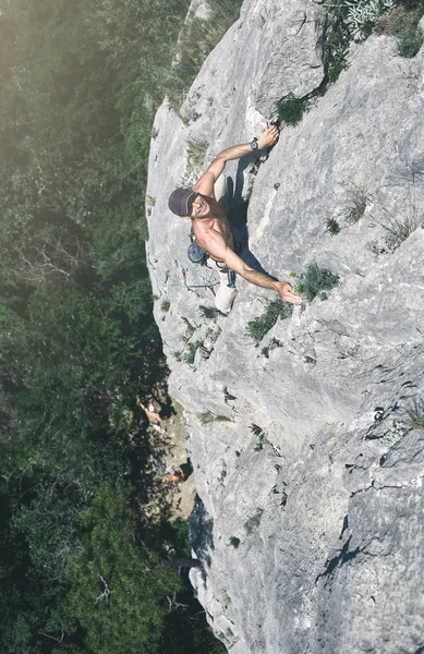 Bergsteiger klettert auf Klippe — Stockfoto