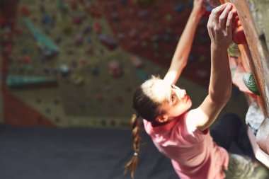 kadın dağcı tırmanıyor kapalı