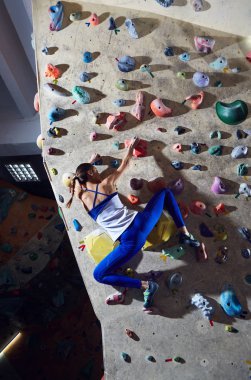 kadın dağcı tırmanıyor kapalı