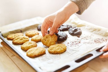 Susam ve çikolata kurabiye pişirme kağıt üzerinde ile tanımlama