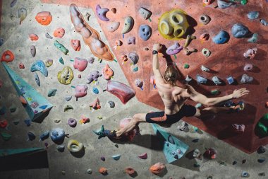 adam dağcı tırmanıyor kapalı