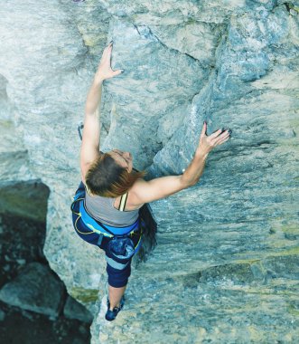 Uçurumdaki kadın dağcı