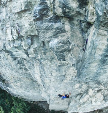 Uçurumdaki erkek dağcı