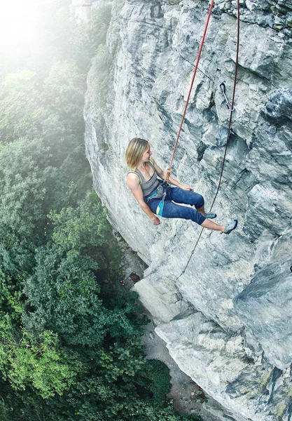 女性ロック ・ クライマーが登って崖の上 — ストック写真