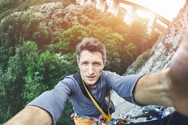 Adam dağcı yapmak selfie — Stok fotoğraf