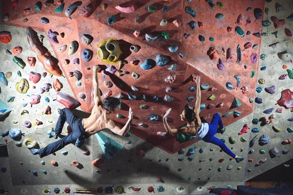 Bergsteigerpaar klettert drinnen — Stockfoto
