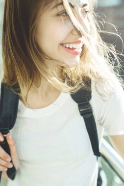 Şehir sırt çantası olan bir genç attcactive kadın portresi