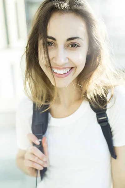 Retrato de una joven attcactive con mochila de ciudad — Foto de Stock