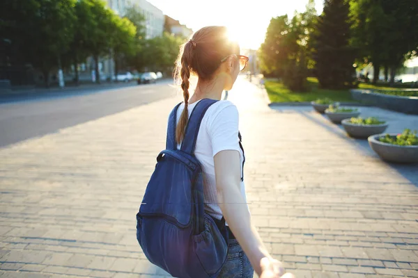 Retrato de una joven atractiva con mochila de ciudad — Foto de Stock