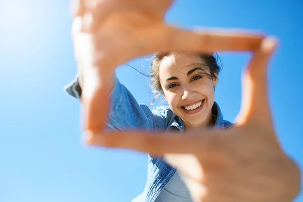 Ritratto di una giovane donna attraente sullo sfondo del cielo blu — Foto Stock