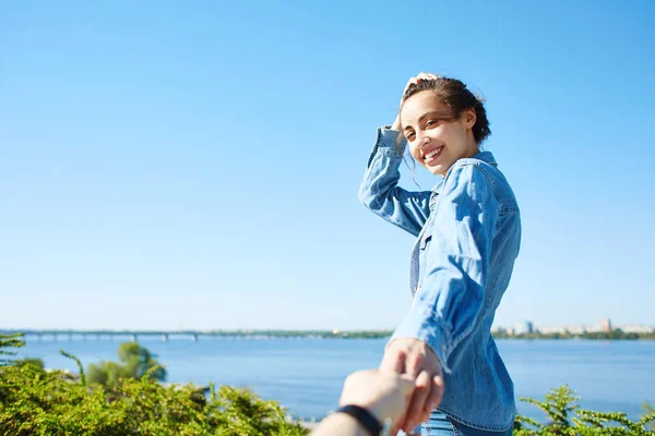 Mujer atractiva joven en el fondo del cielo azul — Foto de Stock