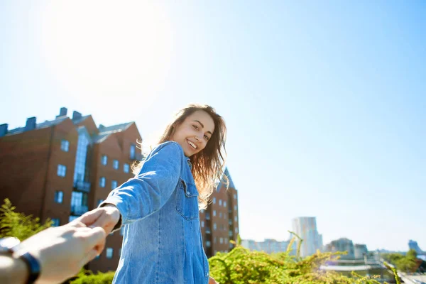 Молодая привлекательная женщина на фоне городского пейзажа — стоковое фото