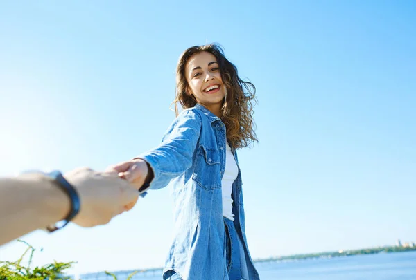 Young attractive woman on the city scape background — Stock Photo, Image