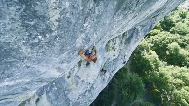 Homem escalador de rocha escalada em um penhasco de calcário — Vídeo de Stock