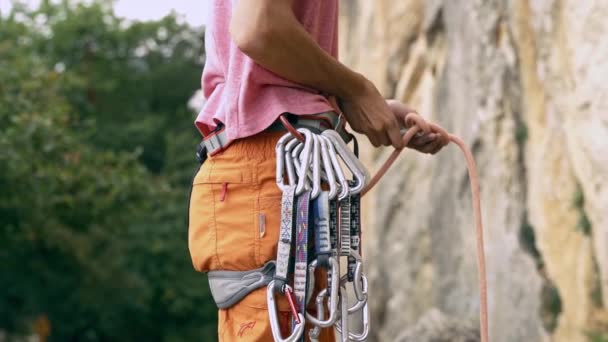 Detalhe de escalada de escalada de chicote com engrenagem e mãos agarrando corda e fazendo nó oito — Vídeo de Stock