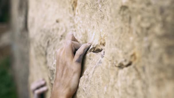 Momentos de escalada. extrema primer plano de las mujeres mano alcanzando y sosteniendo la roca se sostiene en un acantilado amarillo — Vídeos de Stock