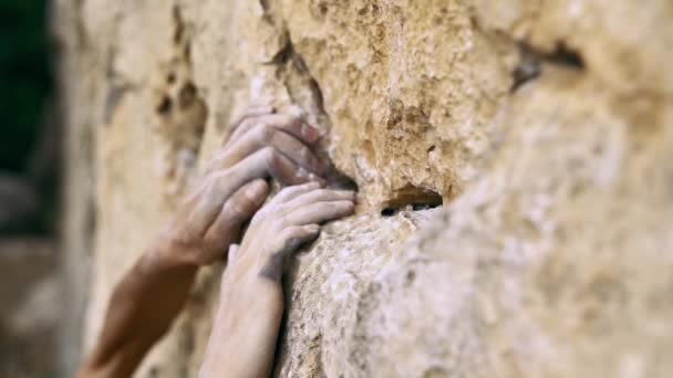 Ακραία closeup πορτοκαλί ασβεστόλιθο γκρεμό και γυναίκες χέρια φθάνοντας και κρατώντας κατέχει. — Αρχείο Βίντεο