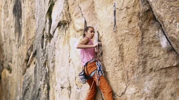 Ung vältränad kvinna bergsklättring på sport rutt utomhus — Stockvideo