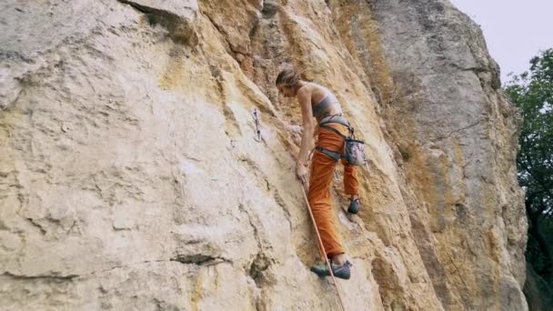 Geniş açılı alt manzara Genç zinde bir kadın spor yolunda tırmanıyor — Stok video