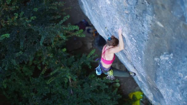 Vista dall'alto donna arrampicata su roccia su dura via sportiva — Video Stock