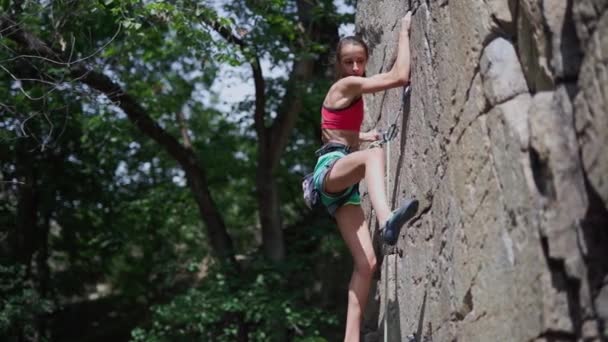 Joven delgado muscular mujer rockclimber escalada en duro deporte ruta — Vídeo de stock