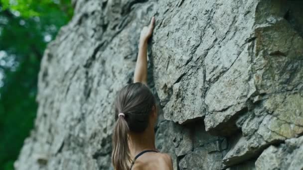 Junge schlanke, muskulöse Bergsteigerin klettert auf schwieriger Sportroute, Bergsteigerin macht einen harten Schritt. — Stockvideo