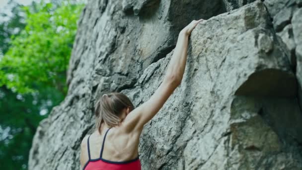 Junge schlanke, muskulöse Bergsteigerin klettert auf schwieriger Sportroute, Bergsteigerin macht einen harten Schritt. — Stockvideo