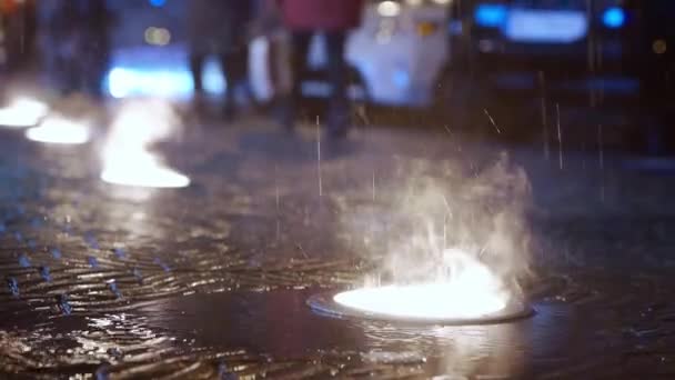 Lluvia cayendo en cámara lenta en la calle de la ciudad con luces de tierra en la noche . — Vídeos de Stock