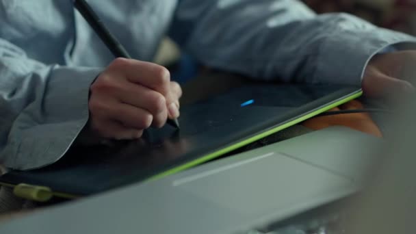 Gros plan womans mains avec stylo comprimé et ordinateur portable. femme pigiste retoucher travailler à la maison — Video