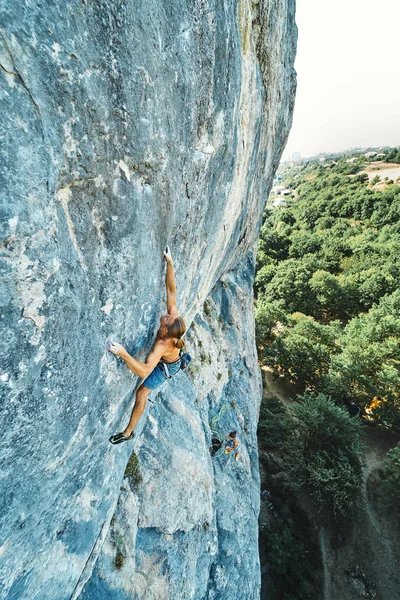 Muskelkräftiger Bergsteiger mit nacktem Oberkörper klettert auf schwieriger Sportroute. — Stockfoto