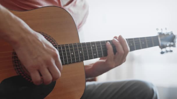 Oigenkännlig man spelar gitarr — Stockvideo